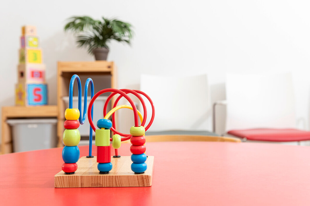 Raum mit Spieltisch und Therapiespielzeug für Termine in der Kinderpsychiatrie.